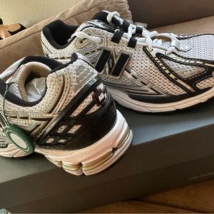 New Balance 1906R White Metallic Gold. Men’s size 8.5. Brand New!
